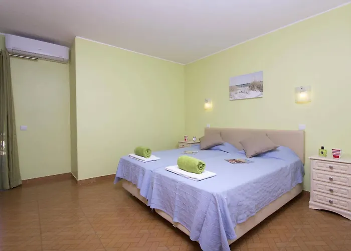 Lurdes By * Gale (Albufeira)